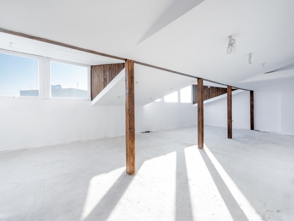 aparament na poddaszu w Warszawie z belkami drewnianymi