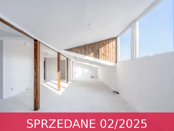 aparament na poddaszu z wysokimi oknami