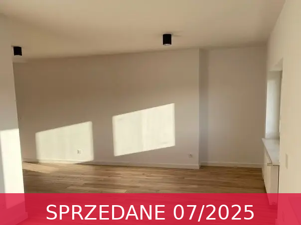 mieszkanie z drewnianą podłogą i dużą ilością światła