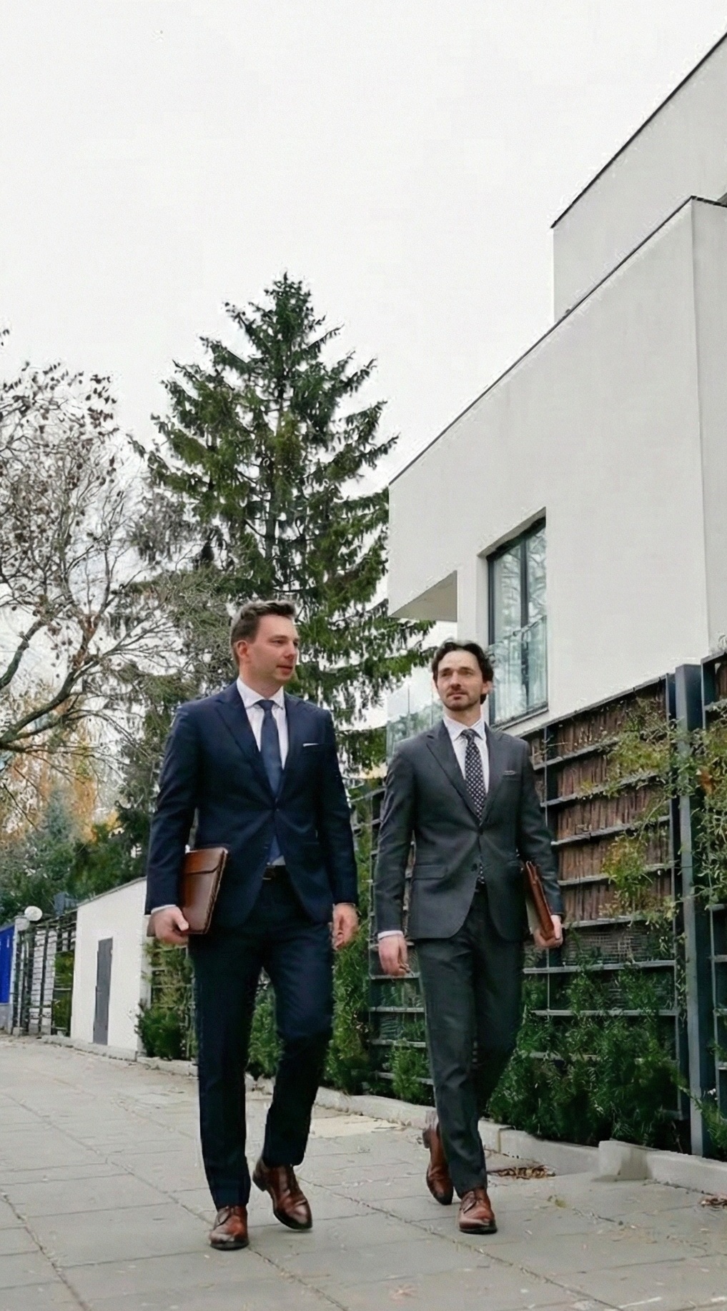 sprzedana nieruchomość i przekazywane klucze w biurze nieruchomości